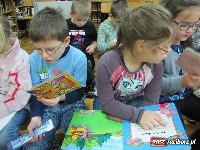 Zdjęcie w galerii na portalu naszraciborz.pl: Kto czyta, jest bogaty. Uczniowie Ia z SP 13 pasowani na Czytelników wiadomości z regionu