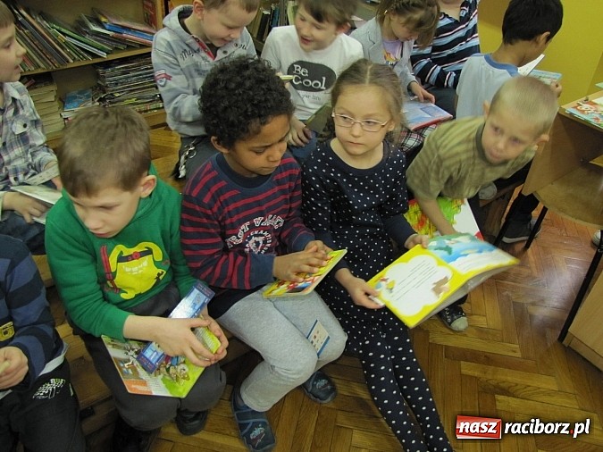 Zdjęcie w galerii na portalu naszraciborz.pl: Kto czyta, jest bogaty. Uczniowie Ia z SP 13 pasowani na Czytelników wiadomości z regionu