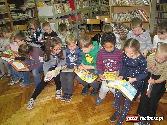 Zdjęcie w galerii na portalu naszraciborz.pl: Kto czyta, jest bogaty. Uczniowie Ia z SP 13 pasowani na Czytelników wiadomości z regionu