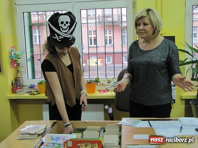 Zdjęcie w galerii na portalu naszraciborz.pl: Kto czyta, jest bogaty. Uczniowie Ia z SP 13 pasowani na Czytelników wiadomości z regionu