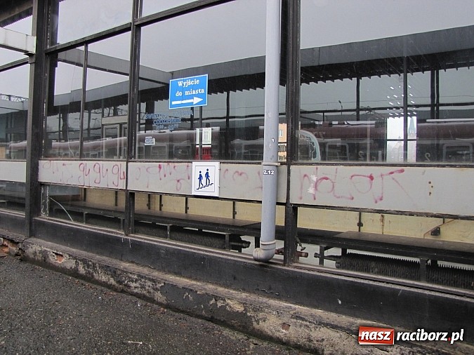 Zdjęcie w galerii na portalu naszraciborz.pl: Dworzec w Raciborzu nie jest zbyt ładny… wiadomości z regionu