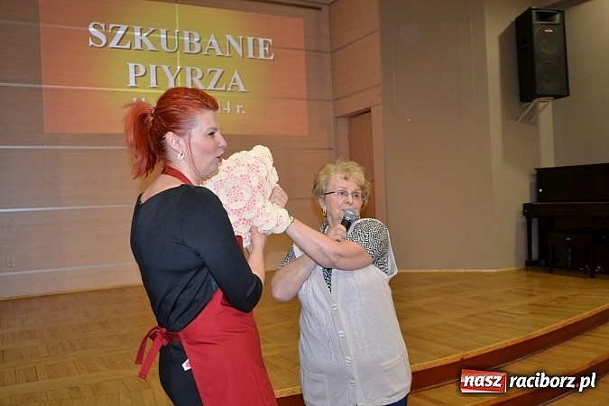 Zdjęcie w galerii na portalu naszraciborz.pl: Gospodynie z Tworkowa szkubały pierze wiadomości z regionu