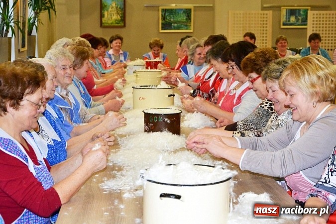 Zdjęcie w galerii na portalu naszraciborz.pl: Gospodynie z Tworkowa szkubały pierze wiadomości z regionu