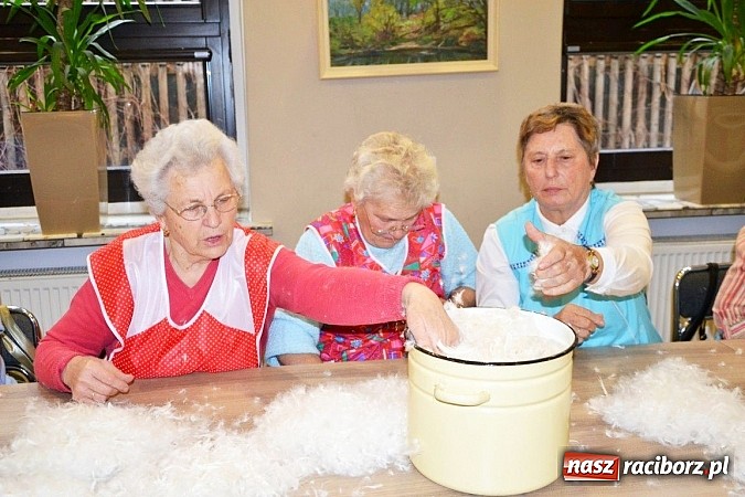 Zdjęcie w galerii na portalu naszraciborz.pl: Gospodynie z Tworkowa szkubały pierze wiadomości z regionu