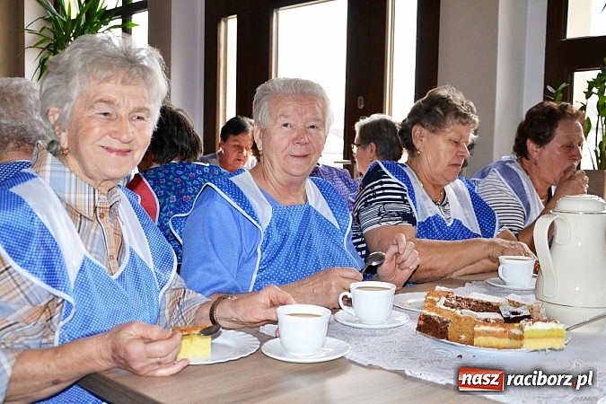 Zdjęcie w galerii na portalu naszraciborz.pl: Gospodynie z Tworkowa szkubały pierze wiadomości z regionu