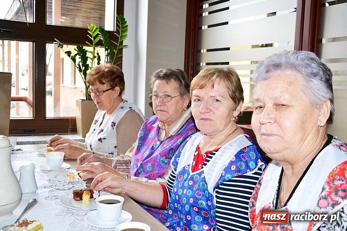 Zdjęcie w galerii na portalu naszraciborz.pl: Gospodynie z Tworkowa szkubały pierze wiadomości z regionu