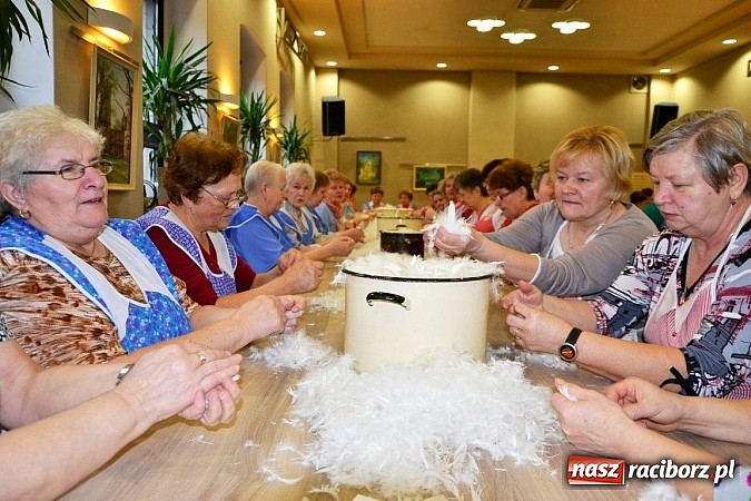 Zdjęcie w galerii na portalu naszraciborz.pl: Gospodynie z Tworkowa szkubały pierze wiadomości z regionu