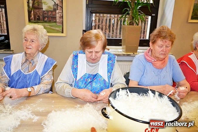 Zdjęcie w galerii na portalu naszraciborz.pl: Gospodynie z Tworkowa szkubały pierze wiadomości z regionu