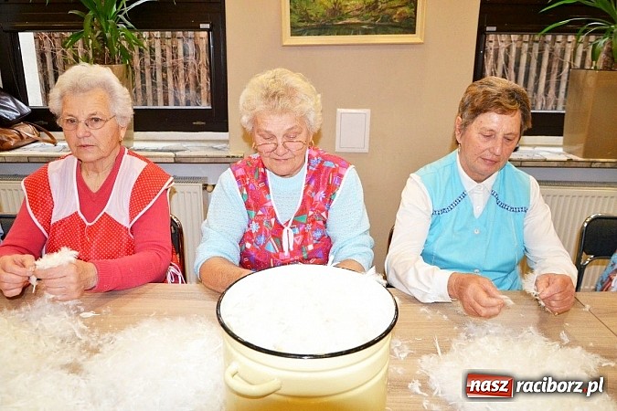Zdjęcie w galerii na portalu naszraciborz.pl: Gospodynie z Tworkowa szkubały pierze wiadomości z regionu