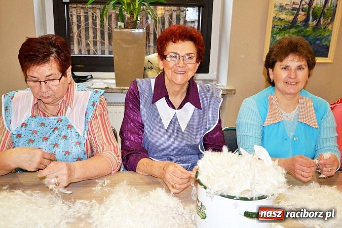 Zdjęcie w galerii na portalu naszraciborz.pl: Gospodynie z Tworkowa szkubały pierze wiadomości z regionu