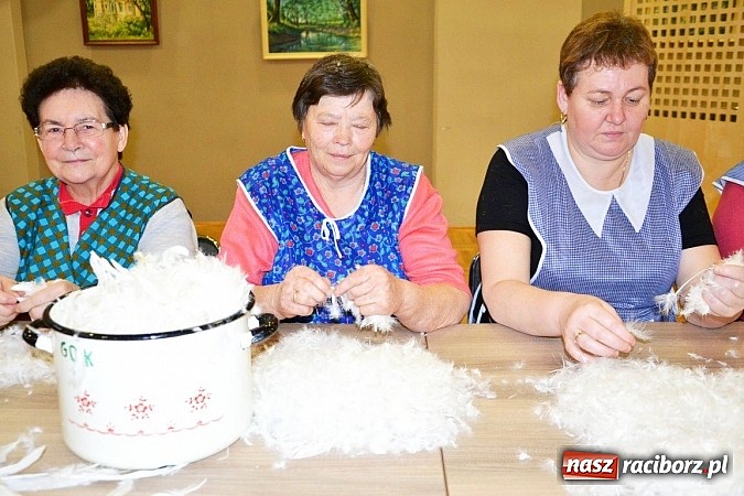 Zdjęcie w galerii na portalu naszraciborz.pl: Gospodynie z Tworkowa szkubały pierze wiadomości z regionu