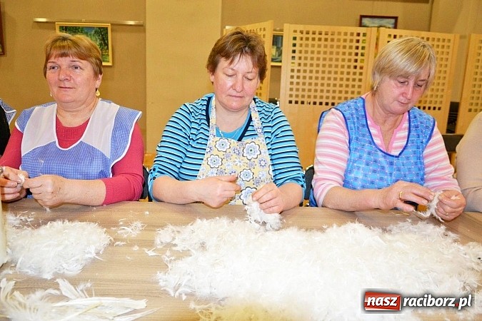 Zdjęcie w galerii na portalu naszraciborz.pl: Gospodynie z Tworkowa szkubały pierze wiadomości z regionu