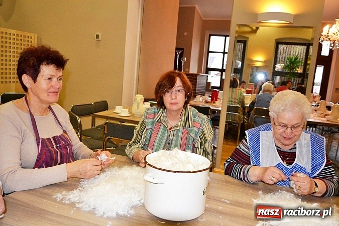 Zdjęcie w galerii na portalu naszraciborz.pl: Gospodynie z Tworkowa szkubały pierze wiadomości z regionu