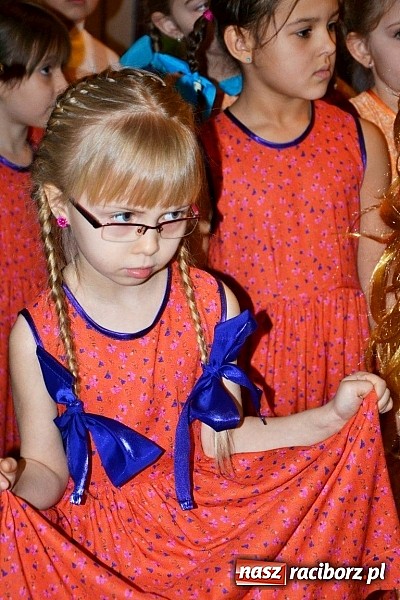 Zdjęcie w galerii na portalu naszraciborz.pl: Gospodynie z Tworkowa szkubały pierze wiadomości z regionu