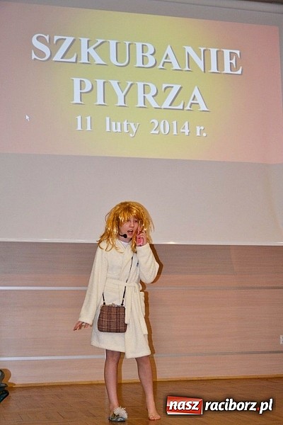 Zdjęcie w galerii na portalu naszraciborz.pl: Gospodynie z Tworkowa szkubały pierze wiadomości z regionu