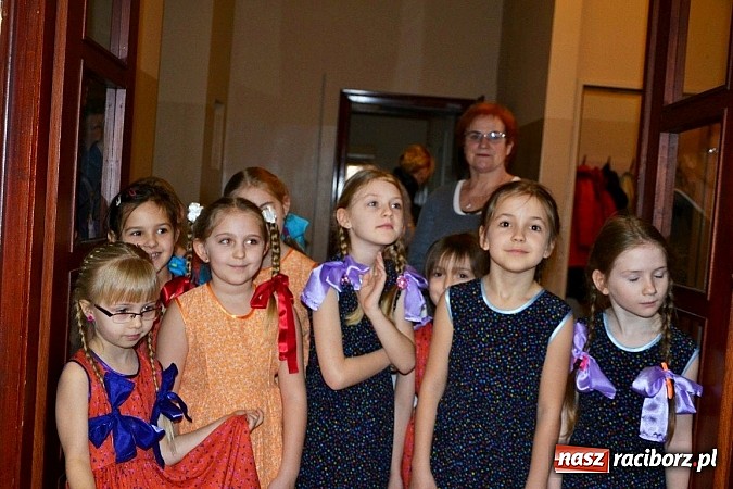 Zdjęcie w galerii na portalu naszraciborz.pl: Gospodynie z Tworkowa szkubały pierze wiadomości z regionu