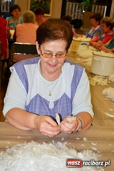 Zdjęcie w galerii na portalu naszraciborz.pl: Gospodynie z Tworkowa szkubały pierze wiadomości z regionu