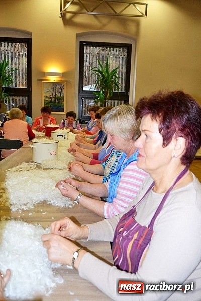 Zdjęcie w galerii na portalu naszraciborz.pl: Gospodynie z Tworkowa szkubały pierze wiadomości z regionu