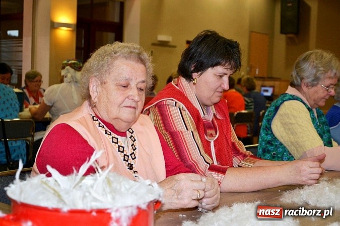 Zdjęcie w galerii na portalu naszraciborz.pl: Gospodynie z Tworkowa szkubały pierze wiadomości z regionu