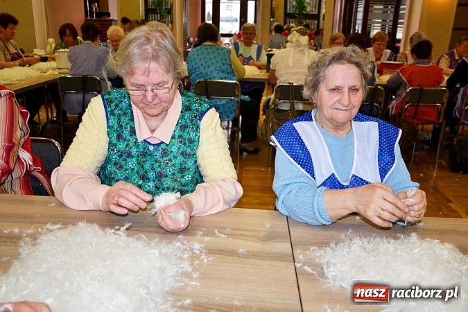 Zdjęcie w galerii na portalu naszraciborz.pl: Gospodynie z Tworkowa szkubały pierze wiadomości z regionu