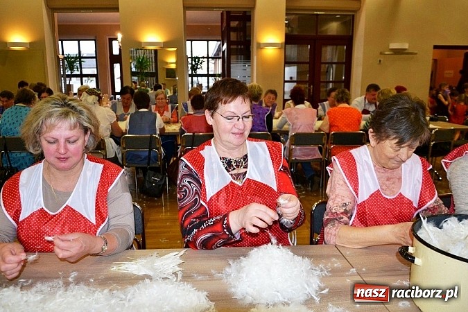 Zdjęcie w galerii na portalu naszraciborz.pl: Gospodynie z Tworkowa szkubały pierze wiadomości z regionu