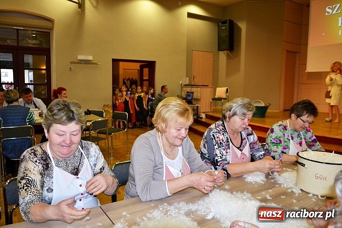 Zdjęcie w galerii na portalu naszraciborz.pl: Gospodynie z Tworkowa szkubały pierze wiadomości z regionu