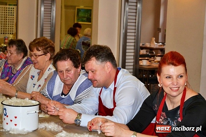 Zdjęcie w galerii na portalu naszraciborz.pl: Gospodynie z Tworkowa szkubały pierze wiadomości z regionu