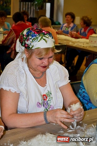 Zdjęcie w galerii na portalu naszraciborz.pl: Gospodynie z Tworkowa szkubały pierze wiadomości z regionu