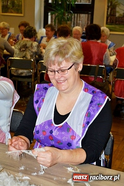 Zdjęcie w galerii na portalu naszraciborz.pl: Gospodynie z Tworkowa szkubały pierze wiadomości z regionu