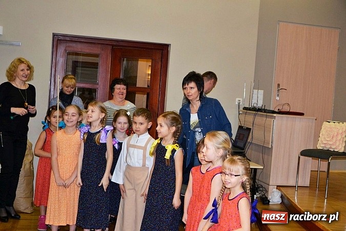 Zdjęcie w galerii na portalu naszraciborz.pl: Gospodynie z Tworkowa szkubały pierze wiadomości z regionu