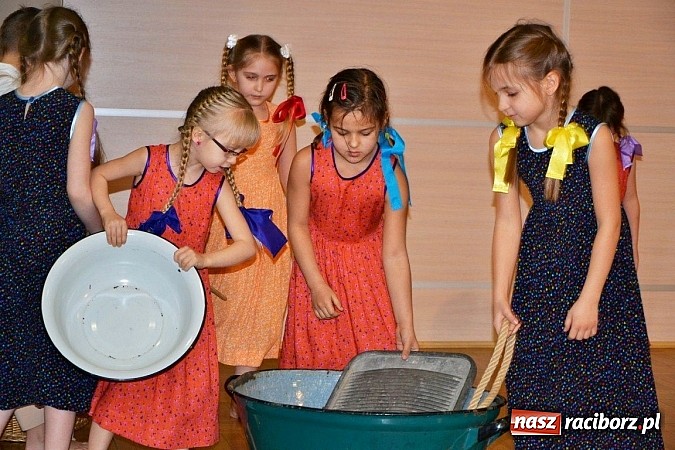 Zdjęcie w galerii na portalu naszraciborz.pl: Gospodynie z Tworkowa szkubały pierze wiadomości z regionu