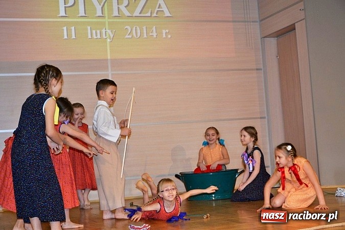 Zdjęcie w galerii na portalu naszraciborz.pl: Gospodynie z Tworkowa szkubały pierze wiadomości z regionu