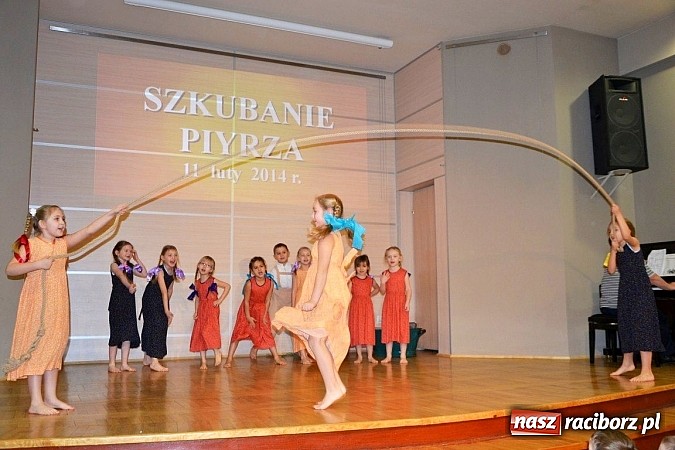 Zdjęcie w galerii na portalu naszraciborz.pl: Gospodynie z Tworkowa szkubały pierze wiadomości z regionu