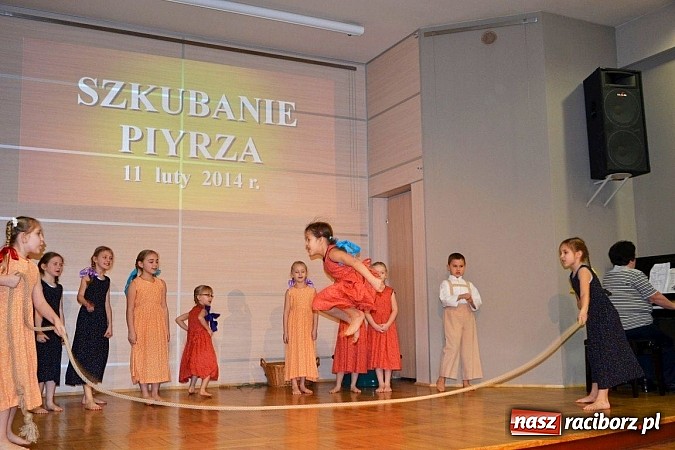 Zdjęcie w galerii na portalu naszraciborz.pl: Gospodynie z Tworkowa szkubały pierze wiadomości z regionu