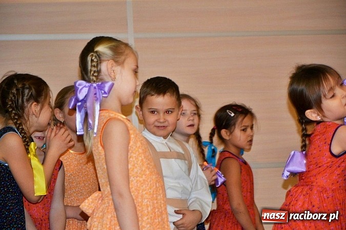 Zdjęcie w galerii na portalu naszraciborz.pl: Gospodynie z Tworkowa szkubały pierze wiadomości z regionu