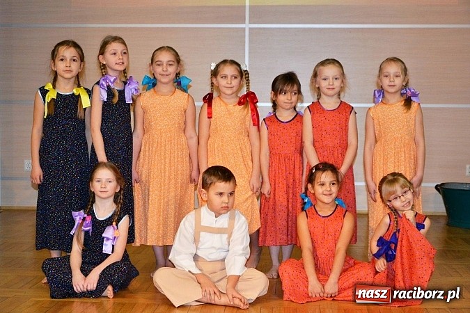 Zdjęcie w galerii na portalu naszraciborz.pl: Gospodynie z Tworkowa szkubały pierze wiadomości z regionu