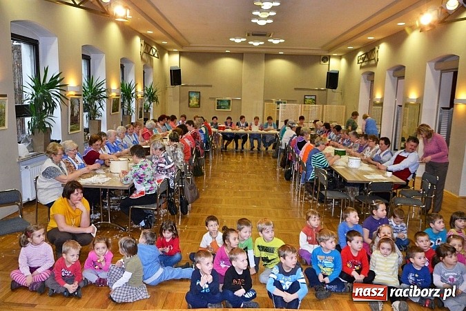 Zdjęcie w galerii na portalu naszraciborz.pl: Gospodynie z Tworkowa szkubały pierze wiadomości z regionu