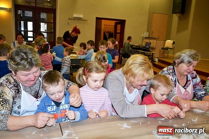 Zdjęcie w galerii na portalu naszraciborz.pl: Gospodynie z Tworkowa szkubały pierze wiadomości z regionu