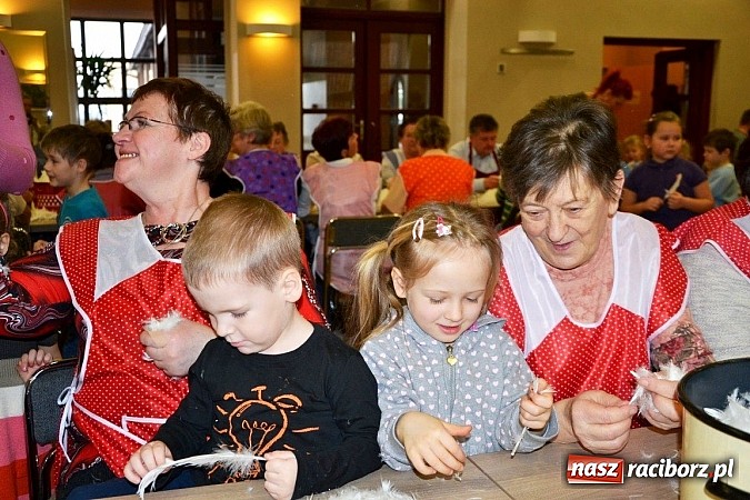 Zdjęcie w galerii na portalu naszraciborz.pl: Gospodynie z Tworkowa szkubały pierze wiadomości z regionu