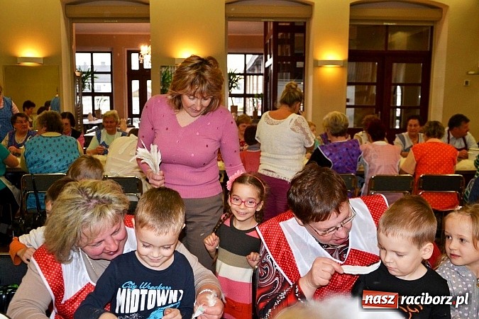 Zdjęcie w galerii na portalu naszraciborz.pl: Gospodynie z Tworkowa szkubały pierze wiadomości z regionu