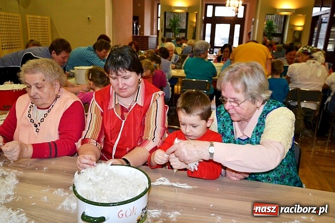 Zdjęcie w galerii na portalu naszraciborz.pl: Gospodynie z Tworkowa szkubały pierze wiadomości z regionu
