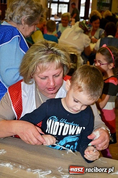 Zdjęcie w galerii na portalu naszraciborz.pl: Gospodynie z Tworkowa szkubały pierze wiadomości z regionu