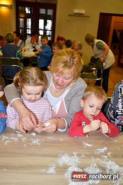 Zdjęcie w galerii na portalu naszraciborz.pl: Gospodynie z Tworkowa szkubały pierze wiadomości z regionu