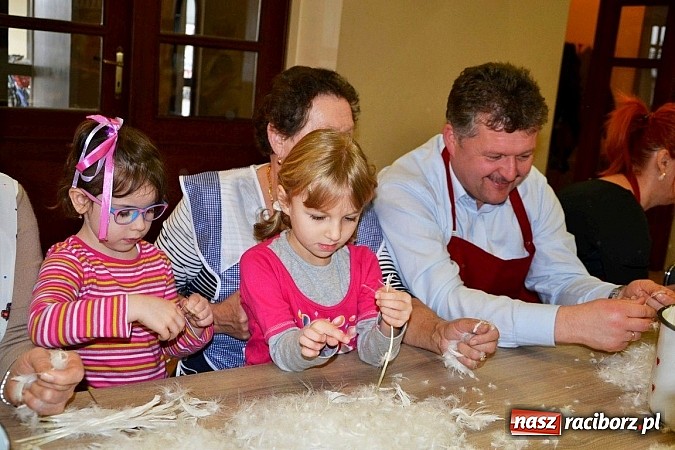 Zdjęcie w galerii na portalu naszraciborz.pl: Gospodynie z Tworkowa szkubały pierze wiadomości z regionu