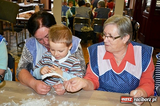 Zdjęcie w galerii na portalu naszraciborz.pl: Gospodynie z Tworkowa szkubały pierze wiadomości z regionu