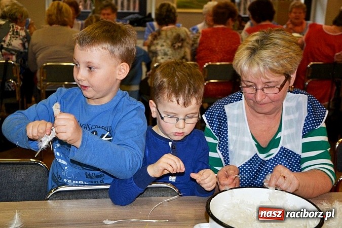 Zdjęcie w galerii na portalu naszraciborz.pl: Gospodynie z Tworkowa szkubały pierze wiadomości z regionu