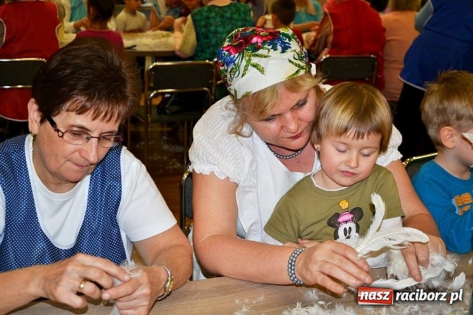 Zdjęcie w galerii na portalu naszraciborz.pl: Gospodynie z Tworkowa szkubały pierze wiadomości z regionu