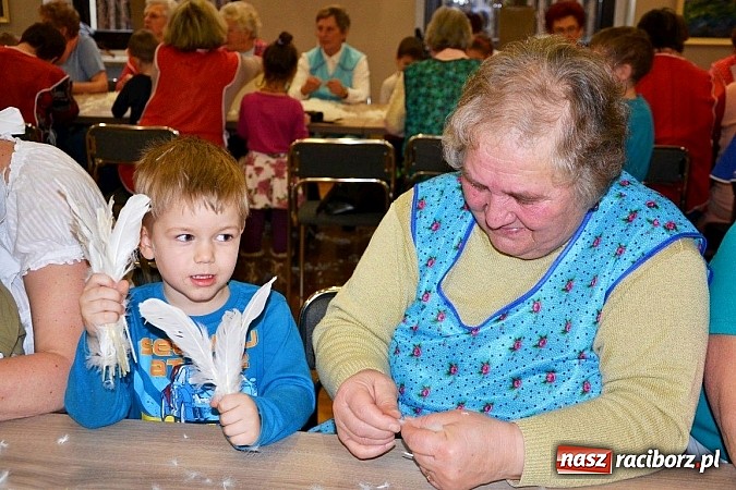Zdjęcie w galerii na portalu naszraciborz.pl: Gospodynie z Tworkowa szkubały pierze wiadomości z regionu