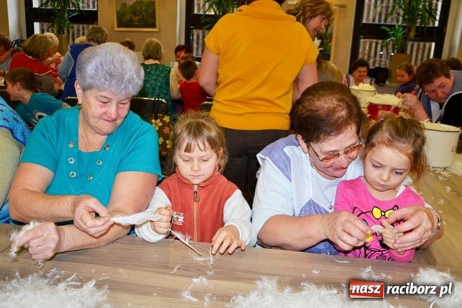 Zdjęcie w galerii na portalu naszraciborz.pl: Gospodynie z Tworkowa szkubały pierze wiadomości z regionu