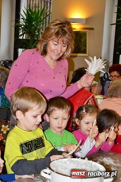 Zdjęcie w galerii na portalu naszraciborz.pl: Gospodynie z Tworkowa szkubały pierze wiadomości z regionu